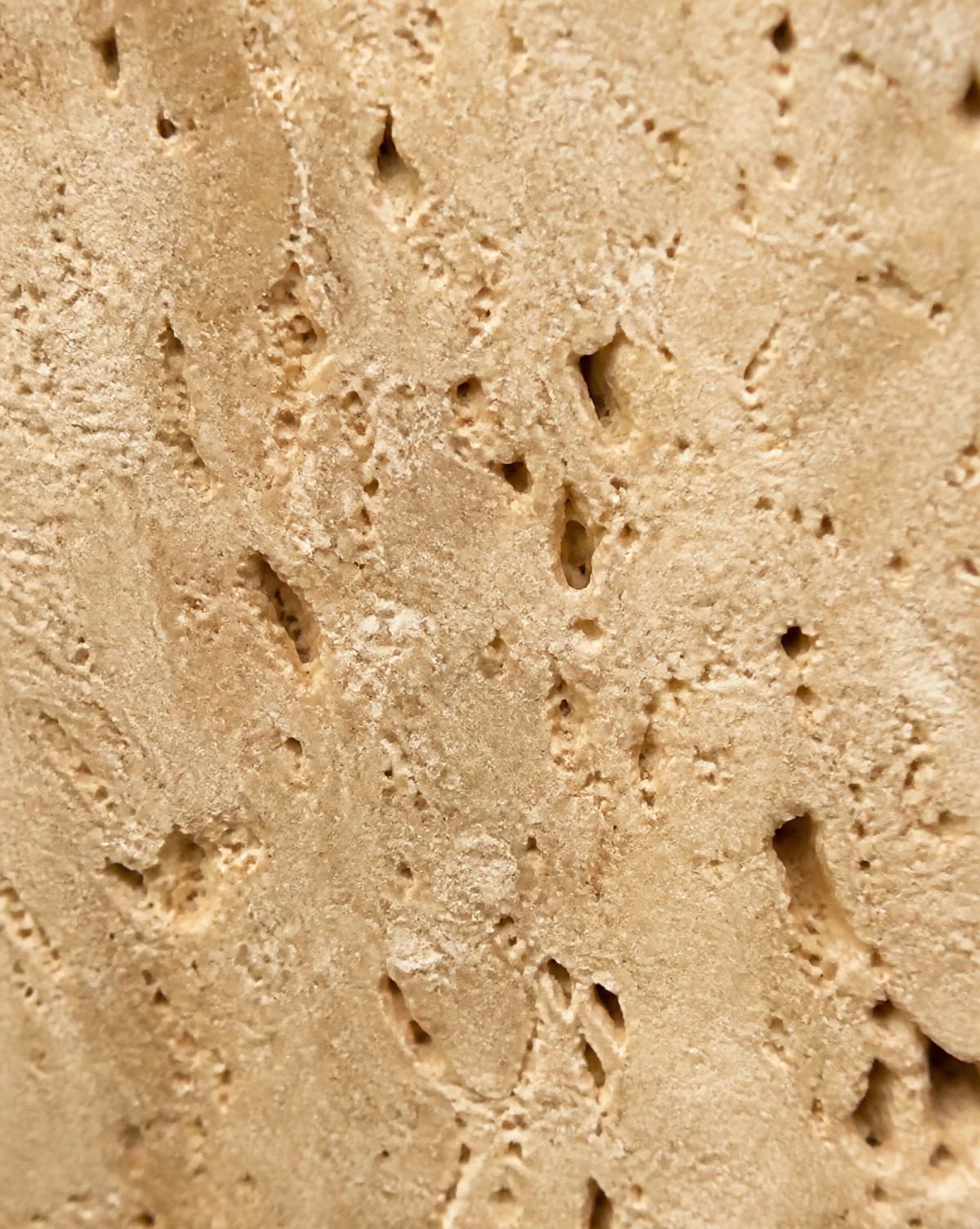 Närbild av varm travertin med naturlig porös struktur